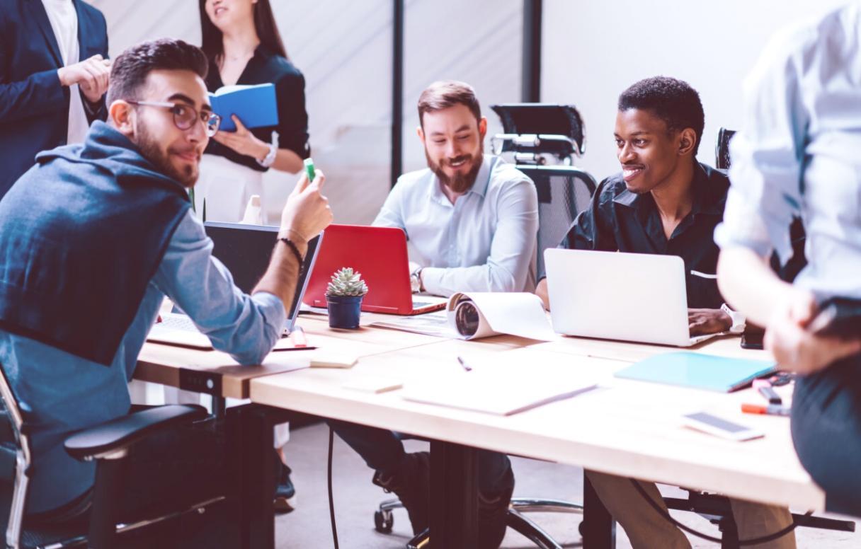 Participantes trabajando en ejercicios prácticos de presupuesto durante taller financiero