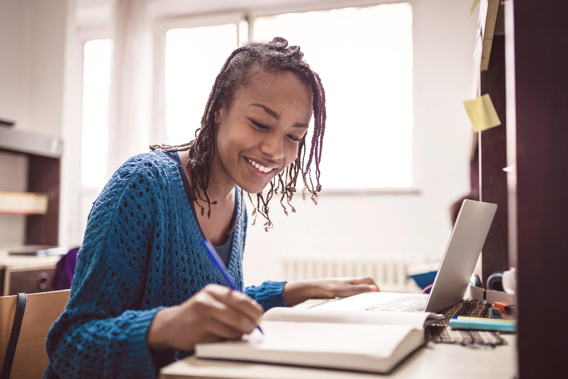 Sesión de trabajo con materiales educativos