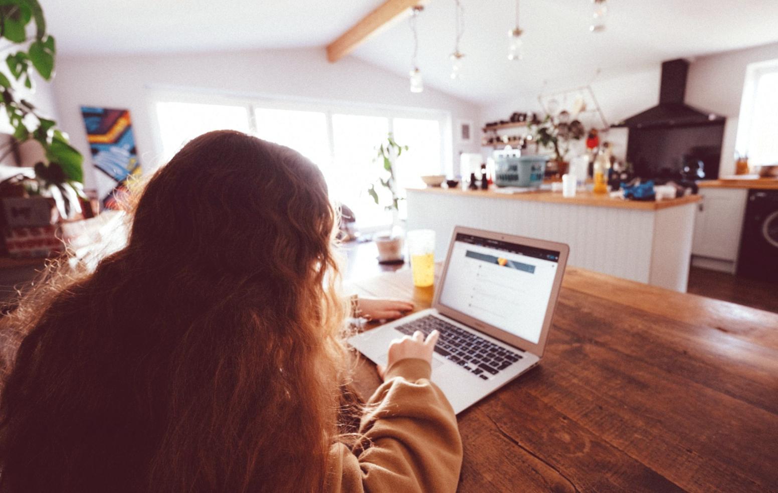 Estudiantes trabajando en ejercicios de finanzas